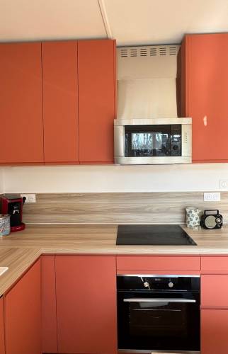 Détail plan de travail bois et façades terracotta mat décoratrice d'intérieur