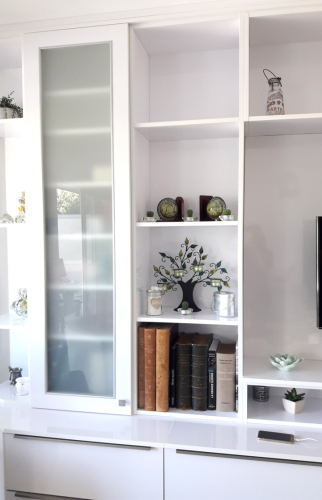 Mix d'étagères ouvertes et fermées