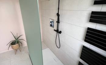 Nouvelle douche ouverte avec double entrée dans une salle de bain rénovée - Nantes 44