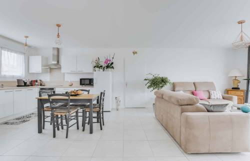 L'espace repas et sa séparation avec le salon 
