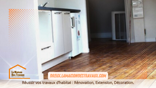 Nouvelle vue des combles :** Les poutres apparentes peintes en blanc contrastent élégamment avec le parquet, donnant un style moderne et chaleureux à la pièce.