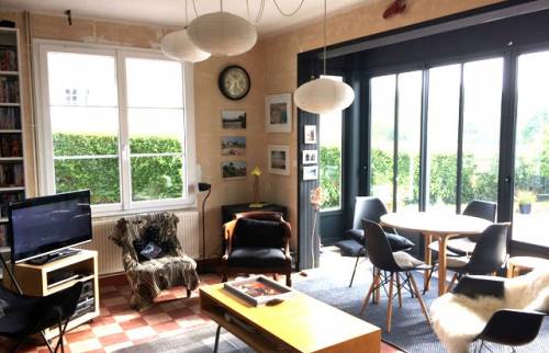 Installation d’une porte-fenêtre en aluminium noire style industriel dans un salon à Trébeurden (22560)