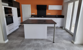 Rénovation d'une cuisine avec murs colorés