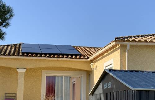 Maison avec panneaux photovoltaiques sur le toit 