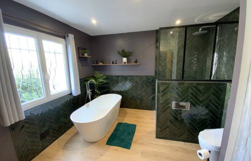 Salle de bain moderne sobre La Maison Des Travaux Ales