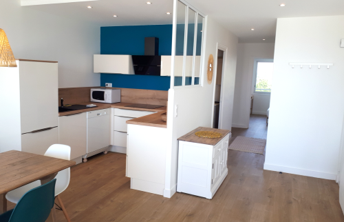 Cuisine ouverte avec faux plafond et spots encastrés