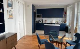 Cuisine avec îlot central bleu marine, rénovation Paris