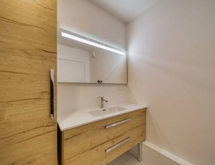 Nouveau meuble vasque dans la salle de bain