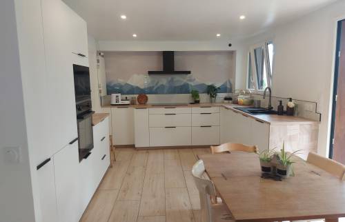 Un très joli contraste entre le sol en carrelage imitation bois et les éléments de cuisine blancs