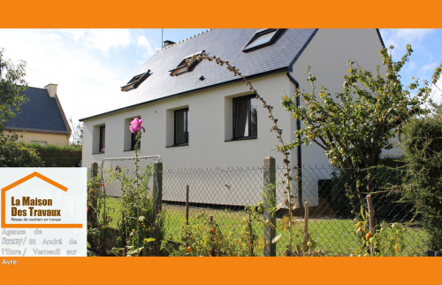 Maison modernisée proche d’Anet avec nouvelles fenêtres et façade isolée. Projet mené par La Maison Des Travaux, agence Raphaël et Jannely GIL PEREZ.