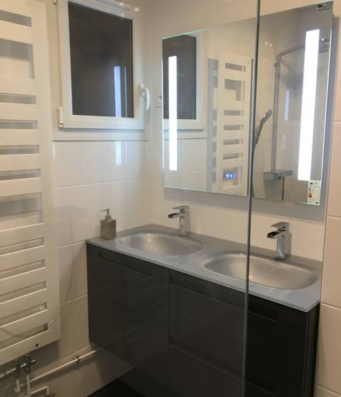 Meuble double-vasque avec miroir éclairant et connexion Bluetooth (Brunoy 91800)