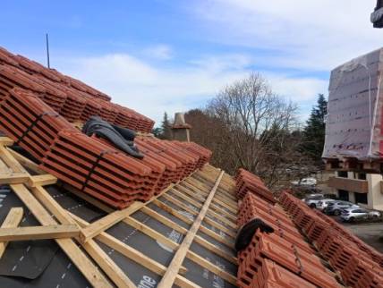 Rénovation complète d'une toiture : approvisionnement des tuiles