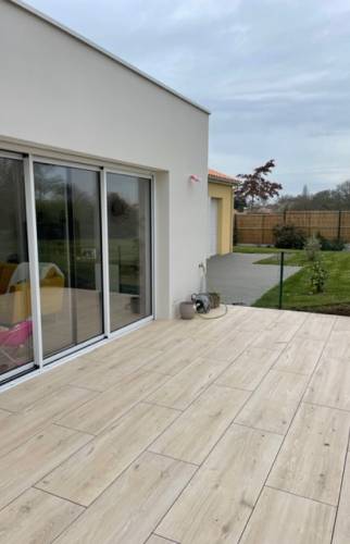 Création d'une terrasse sur plots en carrelage imitation bois