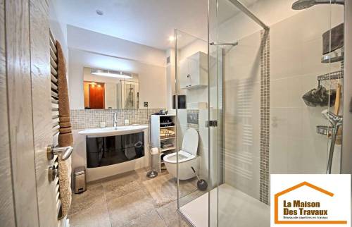 Salle de Bain RdC rénovée - robinetterie design - Varennes Jarcy