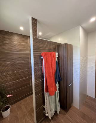 mur séparait entre la douche à l'italienne et le reste de la salle de bain