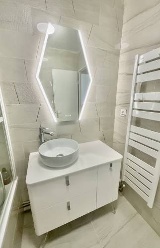 Rénovation salle de bain haut de gamme - beige et or