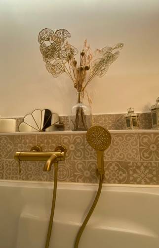 Robinetterie or dans une salle de bain