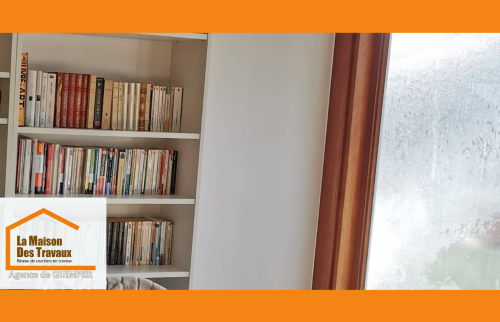Rénovation intérieure réussie avec une bibliothèque sur mesure et une ambiance lumineuse : La Maison Des Travaux de Quimper vous accompagne de A à Z.