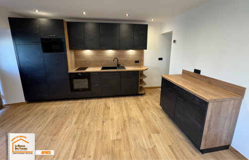 rénovation cuisine Combloux, ancien corps de ferme rénovation, artisan rénovation Chamonix Mont-Blanc, cuisine équipée montagne, parquet stratifié cuisine, La Maison des Travaux Mont-Blanc