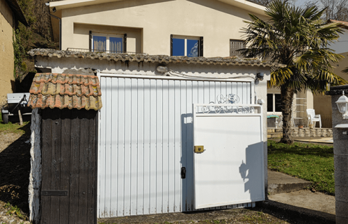 Façade de l’ancien garage avant la création d’une construction contemporaine à Saint-Cassien.
