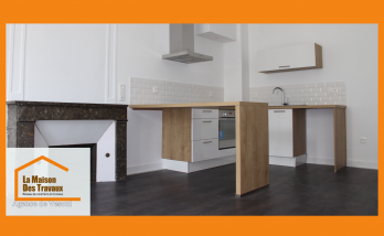 Cuisine rénovée au design épuré, mêlant bois clair et blanc laqué, proche Héricourt – projet signé La Maison Des Travaux Vesoul.