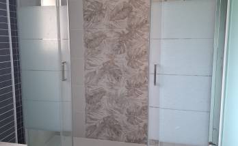 Salle de bain rénovée suite à un dégât des eaux - Bettant 01500