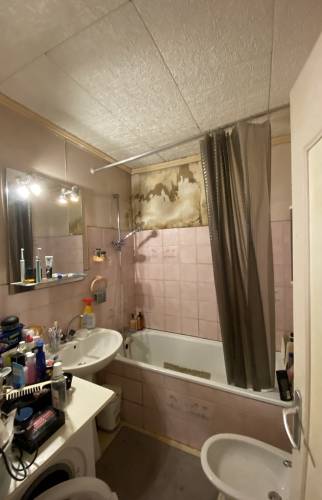 Salle de bain avant rénovation avec baignoire par La Maison Des Travaux Bruz