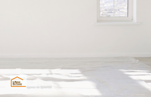 Protection complète du sol avant les travaux de peinture dans une chambre près de Pont-l'Abbé. Une étape essentielle pour réaliser une rénovation propre, soignée et respectueuse de votre intérieur.