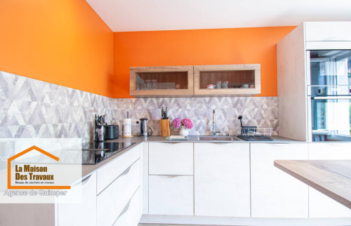 Salle à manger lumineuse et conviviale : Une salle à manger rénovée avec des tons doux et une lumière naturelle, idéale pour des repas en famille ou entre amis.