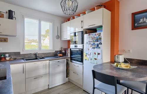 cuisine moderne avec rangements et table repas