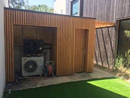 Local technique de piscine avec la pompe à chaleur et ses éléments de filtration et de régulation- Nantes 44