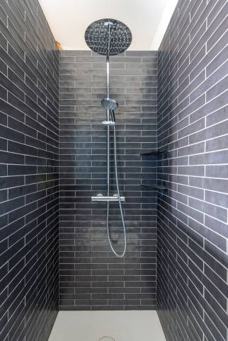 Espace douche : receveur 200 x 90 et faiences murales type zellige