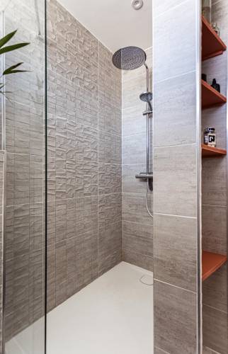 Douche avec receveur extra plat et faïence texturée