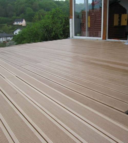 Installation d'une terrasse en bois composite à Barentin (76) 