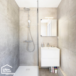 Grande douche à receveur plat