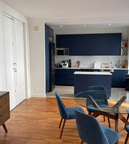 Cuisine avec îlot central bleu marine, rénovation Paris