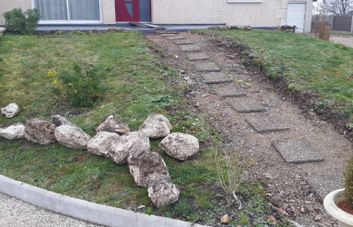 Réaménagement d’une entrée de maison avec allée en jardin en pente