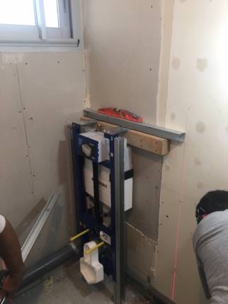 Travaux d'installation du WC suspendu dans une salle de bain en rénovation - Nantes 44
