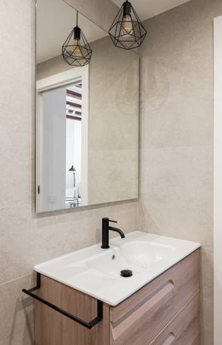 Pose meuble et lavabo avec grand miroir design assorti carrelage murs/sol Boissy l'Aillerie (95)