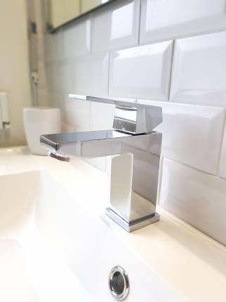 Rénovation de salle de bain avec robinetterie moderne - Lille 59000