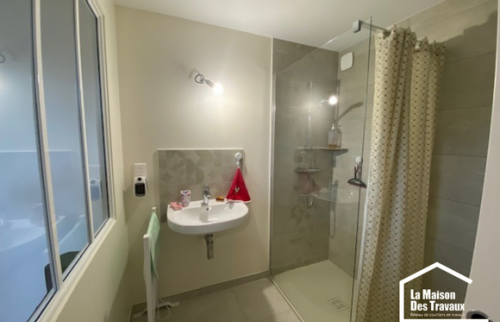 APRES - Création d'une salle de bain avec douche et vasque