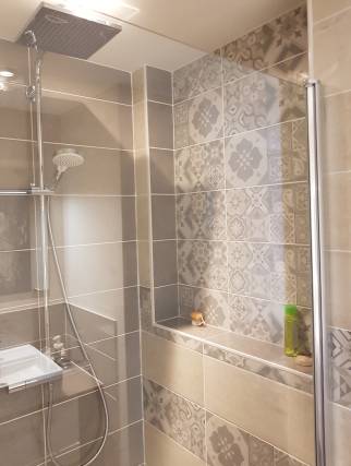 Douche avec niche faïencée