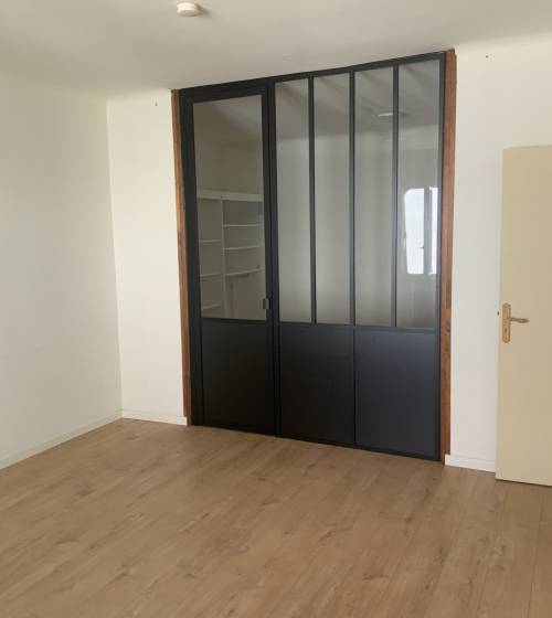 Salon d'un appartement avec verrière (porte fermée) à ALÉS 30100