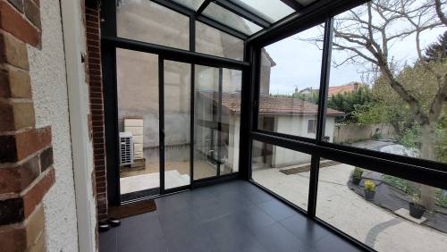 A l'intérieur de la véranda