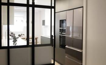 Cuisine avec porte type verrière à Orsay (91)