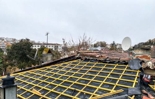 Pose d'un pare pluie de toiture