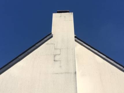 Travaux de ravalement de façade - pignon avec fissures avant traitement et travaux de façade - Nantes 44