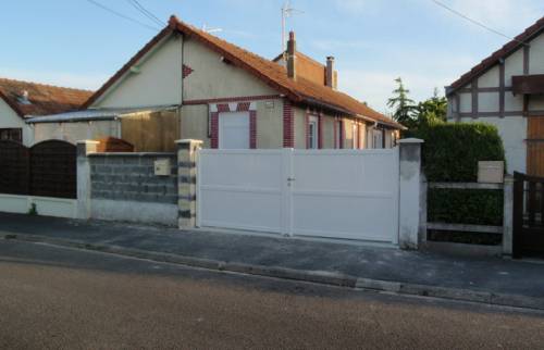 Poste de la porte de garage 