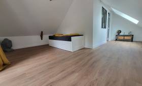 Chambre 1 terminée – Lumière naturelle et ambiance cosy