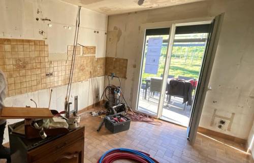 Avant travaux cuisine à Rives : murs à nu prêts à rénover.